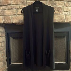 NWT R Q T black sleeveless cardigan with front pockets. Size is XL